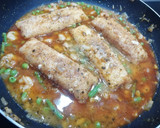 Foto del paso 6 de la receta: Merluza en salsa, con trigueros guisantes y gambitas