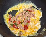 รูปขั้นตอนการทำที่ 5 ของ แหนมผัดไข่ขยี้
