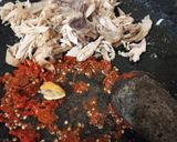 Foto langkah ke 2 dari resep Ayam suwir bumbu terasi limau khas Bali.