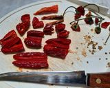 Foto del paso 2 de la receta: Aceite de ajo y ajíes P.P. (10 XL picante)