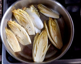 Foto del paso 4 de la receta: Endivias a la plancha, con salsa de yogur y manzanas. De guarnición champiñones a la "provenzal"🍏
