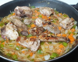 Foto del paso 7 de la receta: Conejo con fideos