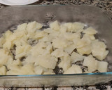 Foto del paso 3 de la receta: Merluza al horno con salmón ahumado, gambas y patatas
