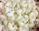 A picture of step 1 of White sauce pasta.