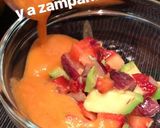 Foto del paso 4 de la receta: Sopa de tomate con albahaca acompañado de tropezones de aguacate, cebollaMorada y fresa