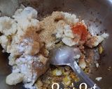 A picture of step 2 of Aloo Bharta.