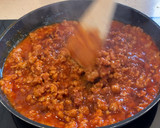 Foto del paso 4 de la receta: Espaguetis con butifarra, salsa de tomate, chocolate y vermut