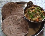 A picture of step 5 of Ragi flour bhakri (nachni chi bhakri with brinjal bharta).