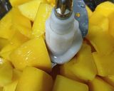 Hình bước làm 1 của món Sinh tố xoài sữa chua