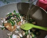 Foto langkah ke 4 dari resep Tumis Jamur Tahu Cabe Hijau.