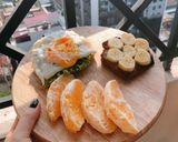 Hình bước làm 1 của món Bánh mì trứng ốp + bánh mì chuối + cam ngọt