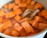 Hình bước làm 2 của món Canh Khoai Lang Thịt Nạc