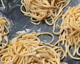 Foto del passaggio 2 della ricetta Spaghetti alla chitarra con pomodorini e basilico