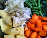 Foto langkah ke 1 dari resep Kare Ayam dan Sayuran.