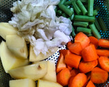 Foto langkah ke 1 dari resep Kare Ayam dan Sayuran.