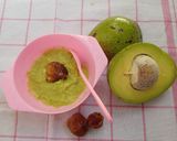 Foto langkah ke 2 dari resep PUREE ALPUKAT KURMA || Cemilan MPASI Kanaya 7 Month.