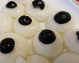 Foto del paso 7 de la receta: Ojo de halloween (esfera de queso)
