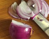 صورة لخطوة 2 من وصفة صدور دجاج بالليمون والفطر والكريمة 🥘