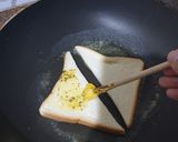 Foto langkah ke 3 dari resep Roti panggang telur.