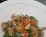 Foto langkah ke 3 dari resep Tumis sawi ayam sosis.