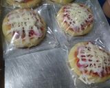 Foto langkah ke 8 dari resep Pizza mini.