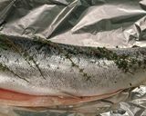 Foto del paso 1 de la receta Salmón en papillote con tomillo y verduras salteadas con fideos chinos