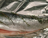 Foto del paso 1 de la receta: Salmón en papillote con tomillo y verduras salteadas con fideos chinos