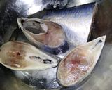 A picture of step 1 of Steamed Hilsa.