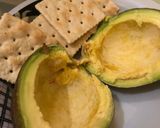 Foto langkah ke 1 dari resep Alpukat Meiji Crackers With Telur.