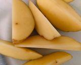 Foto langkah ke 3 dari resep Black Pepper Sausage & Potato Wedges.