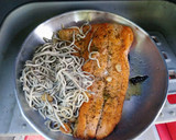Foto del paso 4 de la receta: Salmón con gulas