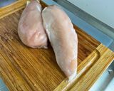 Une image de l'étape 1 de Poulet à la tomate, poivron jaune et cebettes.