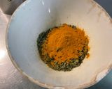 Une image de l'étape 2 de Champignons bruns marinés grillés au citron, persil et curcuma.