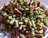 A picture of step 2 of Garlic Chicken and Long Beans Stir-Fry.