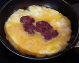 Foto del paso 1 de la receta Tortilla a la francesa rellena de paté de aguacate con remolacha