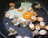 รูปขั้นตอนการทำที่ 4 ของ ข้าวผัดไส้กรอกหมูเด้ง