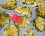 Foto del paso 2 de la receta: 🥦 Snack de brócoli con parmesano y salsa de alubias para dipear 🥣