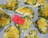 Foto del paso 2 de la receta: 🥦Snack de brócoli con parmesano y salsa de alubias para dipear 🥣