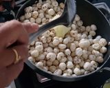 A picture of step 2 of Masala makhana.