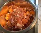 Une image de l'étape 3 de Salade de melon au jambon cru,feta grecque et petits oignons marinés.