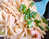 Hình bước làm 3 của món Nui Xào Tôm Rắc Phô Mai