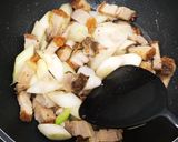 A picture of step 6 of Stir fry leeks with roast pork.