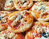 صورة لخطوة 3 من وصفة 🍕ميني بيتزا بوصلة اقتصادية والنتيجة واعرة 🍕و العجينة تخرجو منها انواع وانواع تاع مملحات