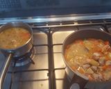 Foto langkah ke 4 dari resep Salmon & tuna cream soup.