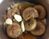 A picture of step 1 of Anjir almond milkshake.