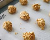 Foto langkah ke 4 dari resep Corn Flakes Butter Cookies.