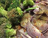 A picture of step 2 of Spicy Shrimp and Broccoli In Chipotle Wine Broth.