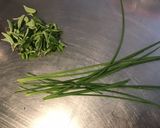 Une image de l'étape 1 de Sauce salade à la moutarde aigre douce, basilic et ciboulette.