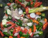 Foto langkah ke 3 dari resep Tumis Cumi Asin.