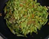 Foto langkah ke 6 dari resep Oseng Pedis Buncis Bunga Pepaya.